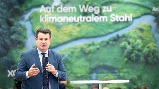 Bundesarbeitsminister Heil besucht das Stahlwerk, um sich über die Veränderungen zu informieren.