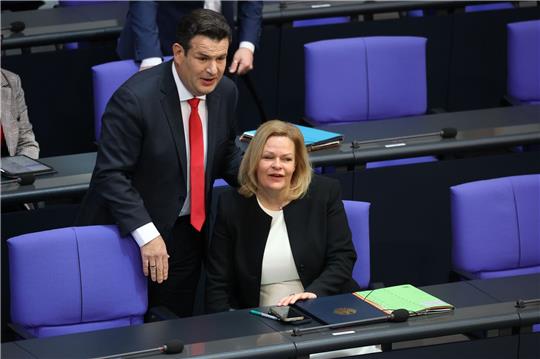 Bundesarbeitsminister Hubertus Heil (SPD) und Bundesinnenministerin Nancy Faeser (SPD) bei der 100. Sitzung des Deutschen Bundestages im Plenarsaal des Reichstagsgebäudes.