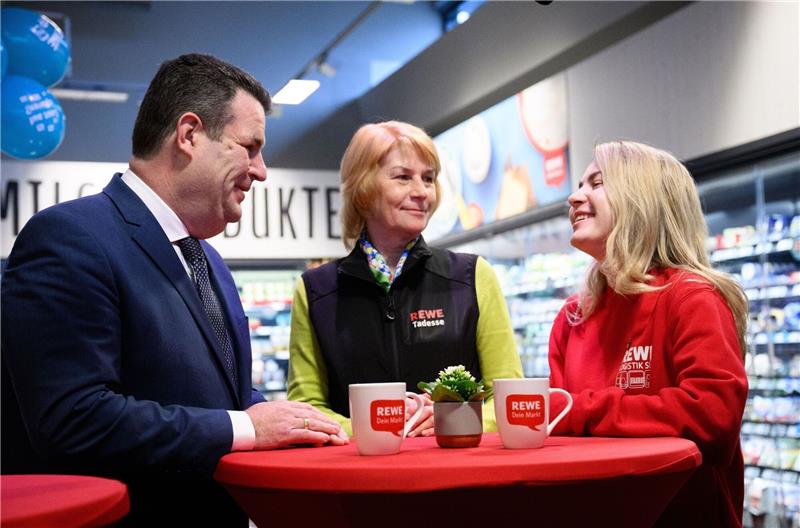 Bundesarbeitsminister Hubertus Heil (l.)  in Berlin mit Olena Antonova (M) und Anhelina Kirnadz (r), die aus der Ukraine geflüchtet sind und nun bei Rewe arbeiten.