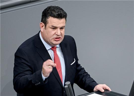 Bundesarbeitsminister Hubertus Heil spricht während einer Sitzung im Bundestag.