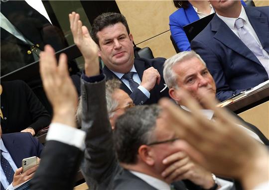 Bundesarbeitsminister Hubertus Heil verfolgt während der Bundesratssitzung die Abstimmung zum Bürgergeld.