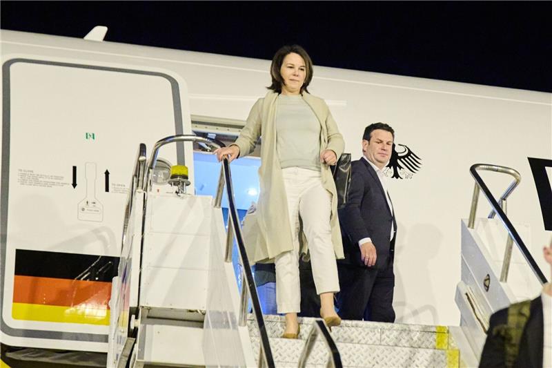 Bundesaußenministerin Annalena Baerbock (Grüne) und Bundesarbeitsminister Hubertus Heil (SPD) bei ihrer Ankunft in Brasilia.