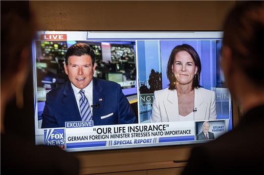 Bundesaußenministerin Annalena Baerbock (Grüne) wird in einer Sendung des US-Fernsehsenders Fox News von Moderator Bret Baier interviewt.
