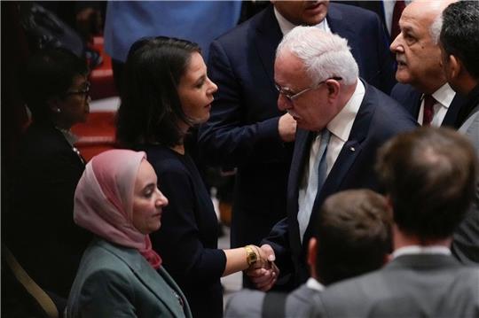 Bundesaußenministerin Annalena Baerbock begrüßt  vor Beginn der UN-Sicherheitsratsitzung in New York den palästinensischen Außenminister Riad al-Maliki.