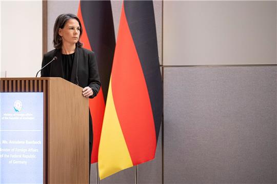 Bundesaußenministerin Annalena Baerbock gibt eine Pressekonferenz im aserbaidschanischen Außenministerium.