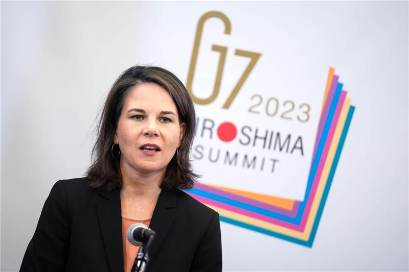 Bundesaußenministerin Annalena Baerbock gibt nach der Abschlusserklärung des G7-Treffens in Tokio eine Pressekonferenz.