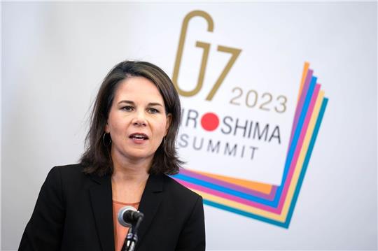 Bundesaußenministerin Annalena Baerbock gibt nach der Abschlusserklärung des G7-Treffens in Tokio eine Pressekonferenz.