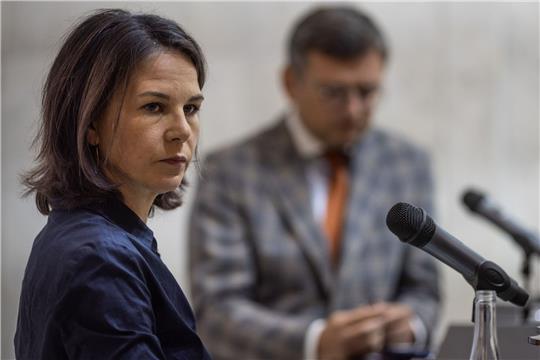Bundesaußenministerin Annalena Baerbock gibt zusammen mit ihrem ukrainischen Amtskollegen eine Pressekonferenz.