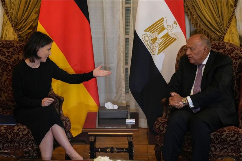 Baerbock: Intensiver Einsatz für Freilassung der Geiseln Bundesaußenministerin Annalena Baerbock im Gespräch mit ihrem ägyptischen Amtskollegen Samih Schukri in Kairo.