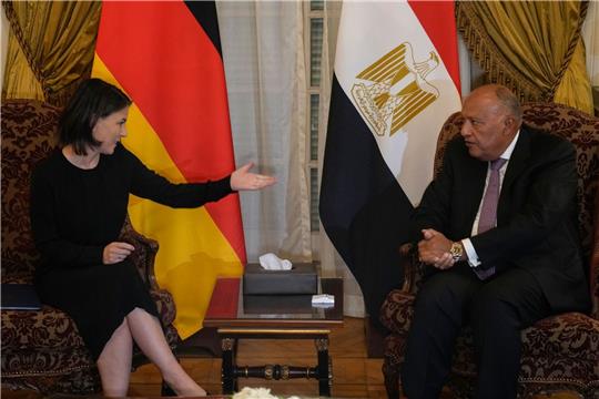 Bundesaußenministerin Annalena Baerbock im Gespräch mit ihrem ägyptischen Amtskollegen Samih Schukri in Kairo.