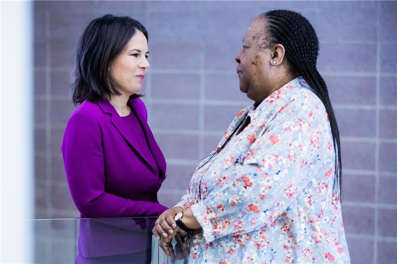 Bundesaußenministerin Annalena Baerbock im Gespräch mit ihrer südafrikanischen Amtskollegin Naledi Pandor.