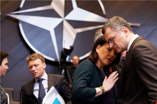 Bundesaußenministerin Annalena Baerbock (l.) im Gespräch mit ihrem Amtskollegen Dmytro Kuleba aus der Ukraine.