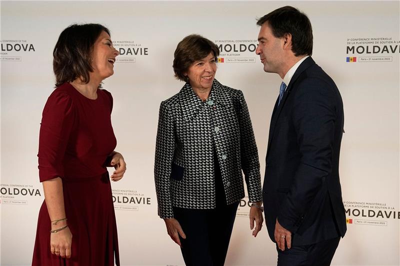 Geberkonferenz sagt weitere Millionenhilfen für Moldau zu Bundesaußenministerin Annalena Baerbock (l) trifft in Paris ihre französische Amtskollegin Catherine Colonna und ihren moldauischen Amtskollegen Nicu Popescu.