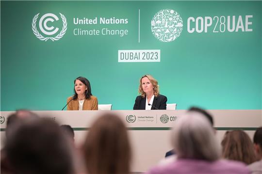 Bundesaußenministerin Annalena Baerbock (l) und Bundesumweltministerin Steffi Lemke sprechen auf einer Pressekonferenz auf der UN-Klimakonferenz in Dubai.