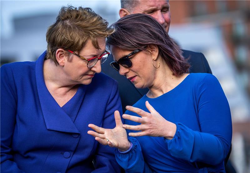 Außenministerin betont Sicherheitskooperation im Ostseeraum Bundesaußenministerin Annalena Baerbock (r.) im Gespräch mit Bundesbauministerin Klara Geywitz.