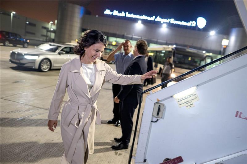 Nach erneuter Flugzeugpanne: Baerbock bricht Reise ab Bundesaußenministerin Annalena Baerbock steigt am Flughafen von Abu Dhabi in die Regierungsmaschine.