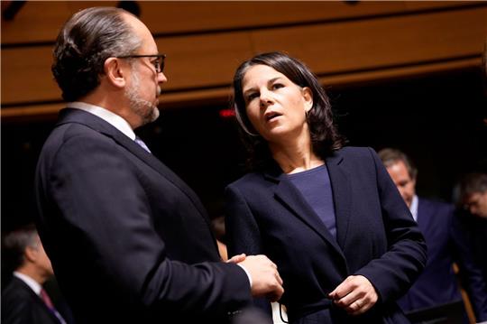 Bundesaußenministerin Annalena Baerbock und ihr österreichischer Amtskollege Alexander Schallenberg beim Treffen der EU-Außenminister in Luxemburg.