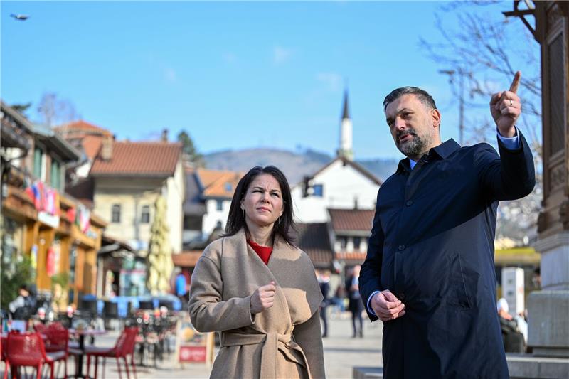Bundesaußenministerin Annalena Baerbock und ihr bosnisch-herzegowinischer Amtskollege Elmedin Konakovic in der Altstadt von Sarajevo.