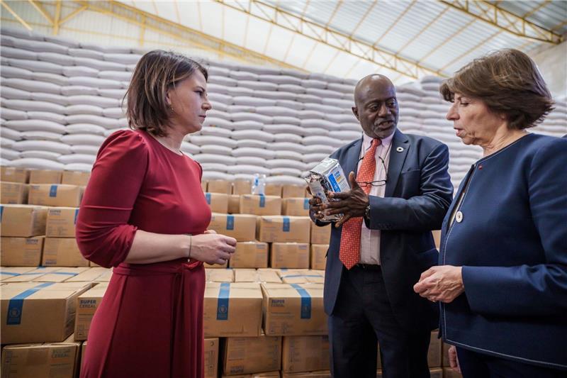 Baerbock in Äthiopien: Putin verschärft Lebensmittelkrise Bundesaußenministerin Annalena Baerbock und ihre französische Amtskollegin Catherine Colonna (r) werden in Adama durch das Getreidelager des UN-Welternährungsprogramms geführt.