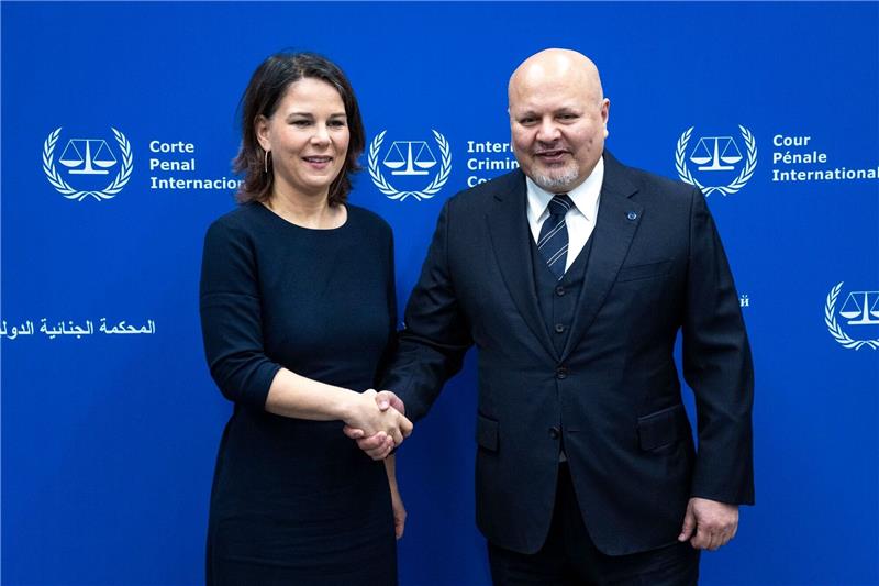 Baerbock für Sondertribunal zu Moskaus Angriffskrieg Bundesaußenministerin Annalena Baerbock wird am Internationalen Strafgerichtshof von Chefankläger Karim Ahmad Khan begrüßt.