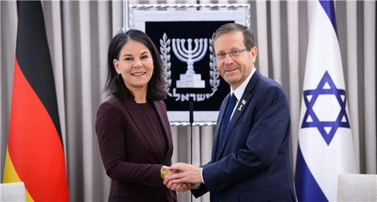 Bundesaußenministerin Annalena Baerbock wird in Jerusalem von Israels Präsident Izchak Herzog empfangen.