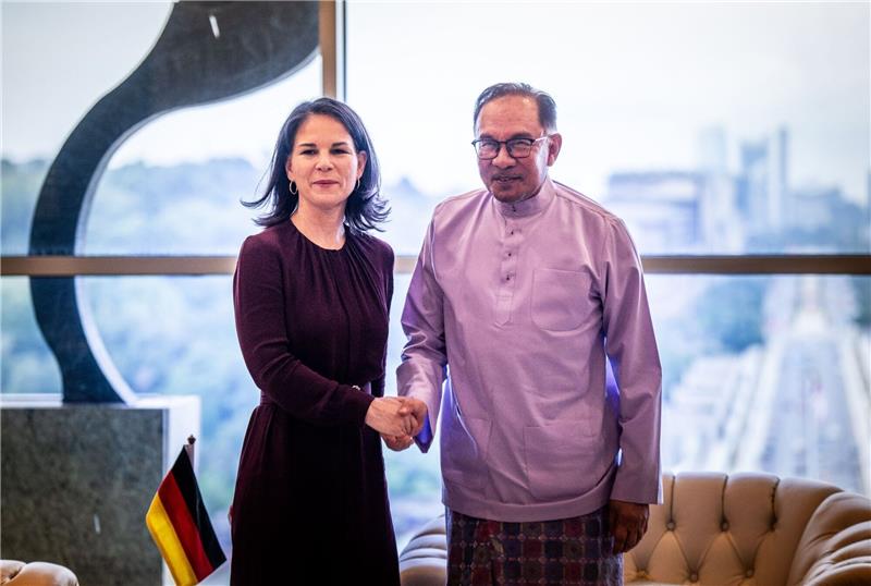 Bundesaußenministerin Annalena Baerbock wird in Kuala Lumpur vom malaysischen Ministerpräsidenten Anwar Ihrahim empfangen.