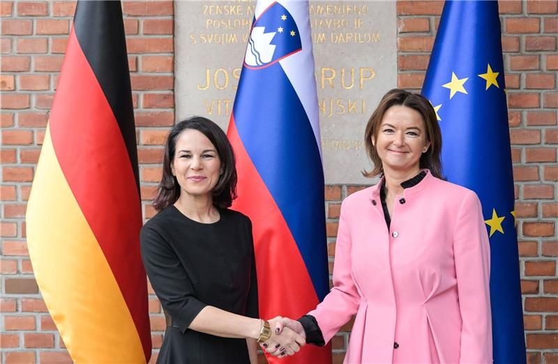 Deutschland und Slowenien: Westbalkanländer rasch in die EU Bundesaußenministerin Annalena Baerbock wird in Ljubljana von ihrer slowenischen Amtskollegin Tanja Fajon (r) begrüßt.