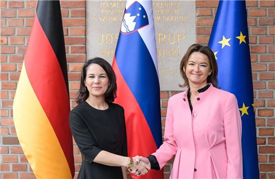 Bundesaußenministerin Annalena Baerbock wird in Ljubljana von ihrer slowenischen Amtskollegin Tanja Fajon (r) begrüßt.