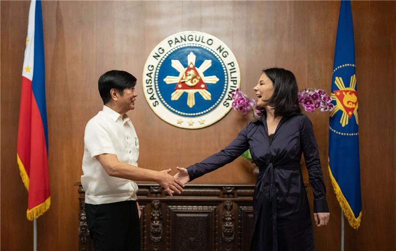 Bundesaußenministerin Annalena Baerbock wird in Manila von Präsident Ferdinand Marcos Jr. empfangen.