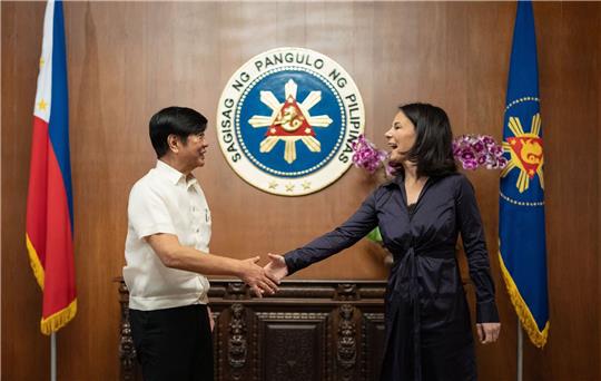 Bundesaußenministerin Annalena Baerbock wird in Manila von Präsident Ferdinand Marcos Jr. empfangen.