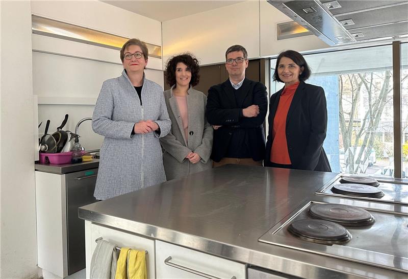 Startschuss für Wohnheim-Programm für Studierende und Azubis Bundesbauministerin Klara Geywitz (v.l.n.r.) besucht ein Studentenwohnheim und steht mit Julia Böhnke von der Gewerkschaft Verdi, Matthias Anbuhl, Vorstandschef Deutsches Studierendenwerk, und Petra Mai-Hartung, Geschäftsführerin Studierendenwerk Berlin, in der Küche.