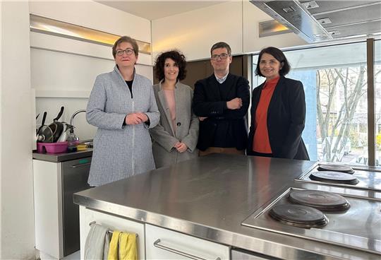 Bundesbauministerin Klara Geywitz (v.l.n.r.) besucht ein Studentenwohnheim und steht mit Julia Böhnke von der Gewerkschaft Verdi, Matthias Anbuhl, Vorstandschef Deutsches Studierendenwerk, und Petra Mai-Hartung, Geschäftsführerin Studierendenwerk Berlin, in der Küche.
