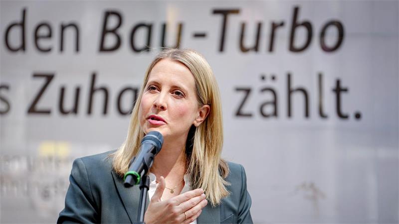 Immobilienpreise in Deutschland steigen nicht mehr so stark Bundesbauministerin Verena Hubertz will über schnellere Genehmigungen den Wohnungsbau in Schwung bringen. (Archivbild)