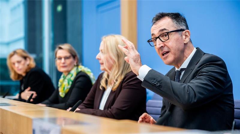 Bundesbildungsminister Özdemir und die Landesministerinnen Streichert-Clivot, Hubig und Prien verkünden die Einigung.