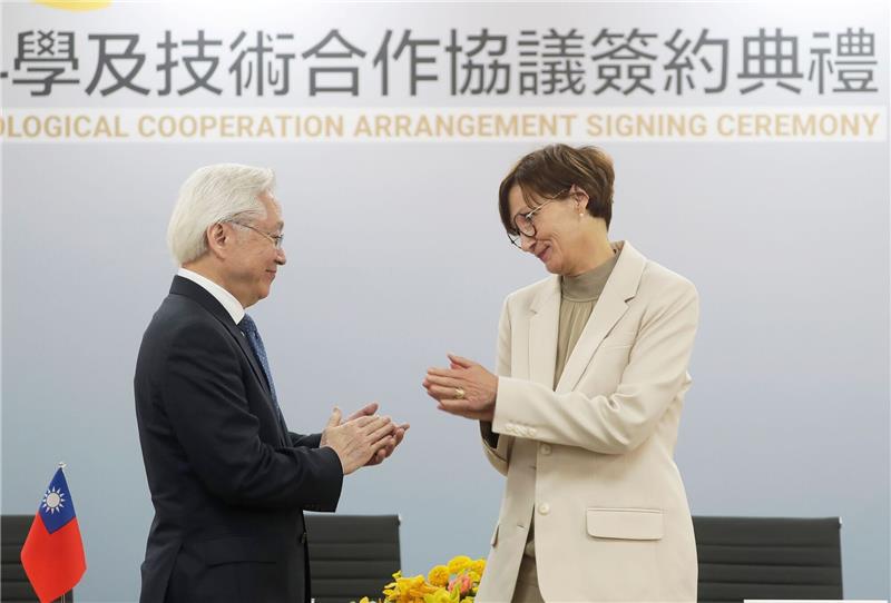 Bundesministerin verärgert China mit Tech-Trip nach Taiwan Bundesbildungsministerin Bettina Stark-Watzinger trifft ihren taiwanesischen Amtskollegen Tsung-Tsong Wu in Taipeh.