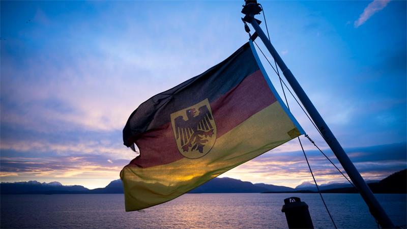 Vizeadmiral Abry ist neuer Inspekteur der Marine Bundesdienstflagge weht an Deck des Tenders „Donau“