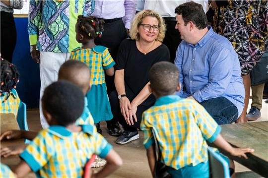 Bundesentwicklungsministerin Svenja Schulze und Bundesarbeitsminister Hubertus Heil (beide SPD) besuchen eine Schule der Sunbeam Foundation in Ghana.