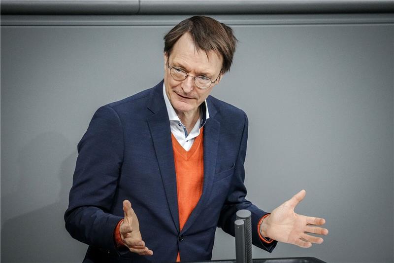 Was bringen das E-Rezept und die E-Patientenakte für alle? Bundesesundheitsminister Karl Lauterbach spricht im Bundestag über die Digitalisierung im Gesundheitswesen.
