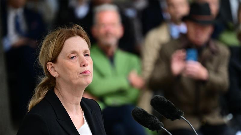 Bundesfamilienministerin Karin Prien (CDU) spricht in ihrer Rede anlässlich des gescheiterten Hitler-Attentats auch über ihre Familiengeschichte. Ihre jüdischen Urgroßmütter wurde im Vernichtungslager Sobibor ermordet.