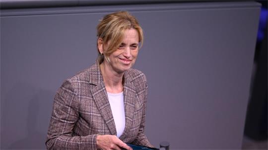 Bundesfamilienministerin Karin Prien gibt Entwarnung: Beim Elterngeld soll es nicht zu den bisher diskutierten Kürzungen kommen. (Archivbild)
