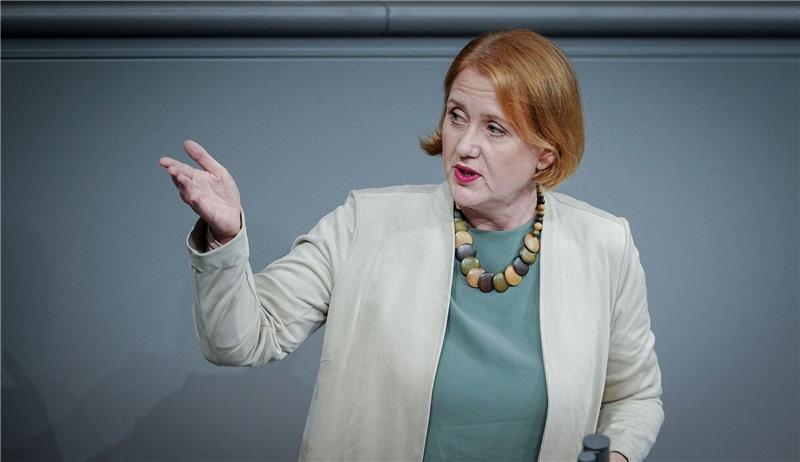 Familienministerin Paus für Bundes-Wahlrecht ab 16 Jahren Bundesfamilienministerin Lisa Paus (Grüne) spricht im Bundestag.