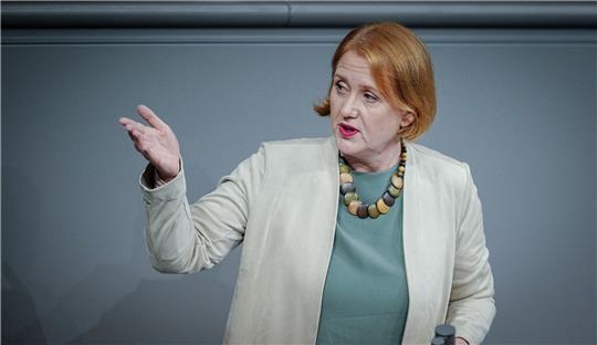 Bundesfamilienministerin Lisa Paus (Grüne) spricht im Bundestag.