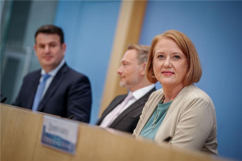 Erste Zahlen zur Höhe der Kindergrundsicherung Bundesfamilienministerin Lisa Paus äußerte sich zur Höhe der Kindergrundsicherung.