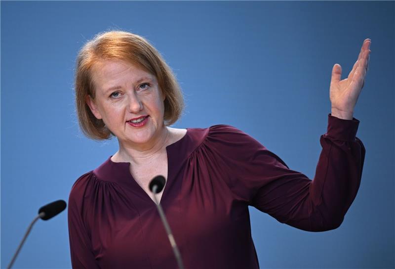 Kindergrundsicherung: Beamtenstellen sorgen für Streit Bundesfamilienministerin Lisa Paus verteidigt die geplante Kindergrundsicherung.