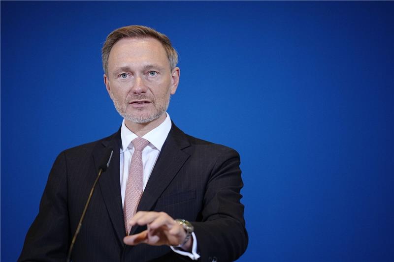 Lindner: Weniger Leistungen für Asylbewerber spart Milliarde Bundesfinanzminister Christian Lindner: «Durch diese Maßnahme wird auch die Anziehungskraft des deutschen Sozialstaats reduziert.»