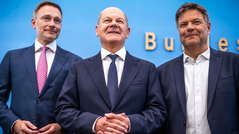 Bundesfinanzminister Christian Lindner (FDP), Bundeskanzler Olaf Scholz (SPD) und Bundeswirtschaftsminister Robert Habeck (Grüne) bilden die Spitze der Ampelkoalition. Lindner (l.) und Habeck (r.) haben vorgeschlagen, ausländische Fachkräfte mit Steuererleichterungen nach Deutschland zu locken. Doch selbst in der Koalition ist das Thema umstritten.