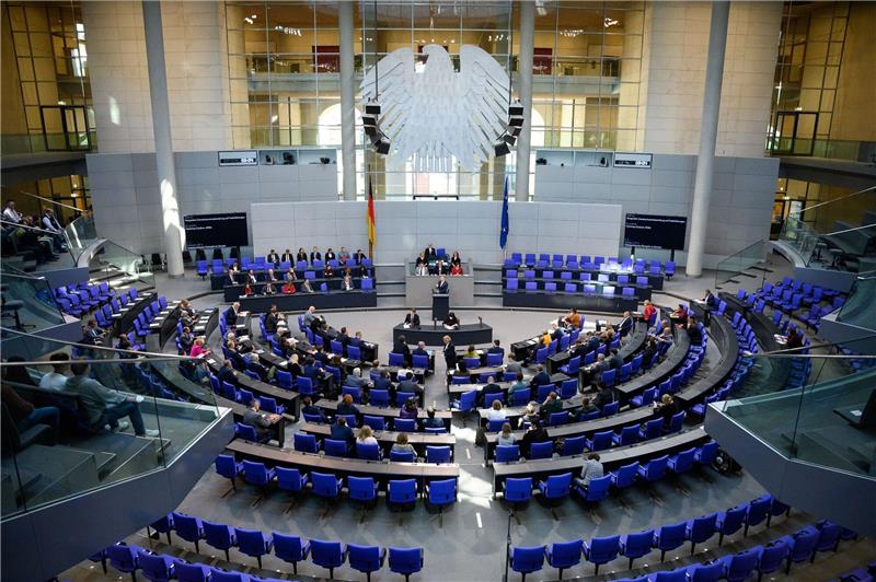 Lindner kann durchatmen: Schuldenbremse hält trotz Krediten Bundesfinanzminister Christian Lindner (FDP) spricht bei der Plenarsitzung im Deutschen Bundestag.