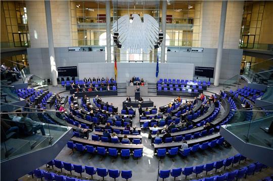 Bundesfinanzminister Christian Lindner (FDP) spricht bei der Plenarsitzung im Deutschen Bundestag.