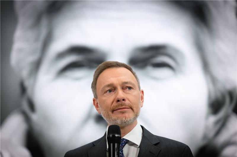 Lindner weist Vorwürfe an Strack-Zimmermann scharf zurück Bundesfinanzminister Christian Lindner (FDP) stellt sich vor seine Parteikollegin Strack-Zimmermann.