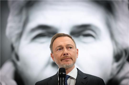 Bundesfinanzminister Christian Lindner (FDP) stellt sich vor seine Parteikollegin Strack-Zimmermann.